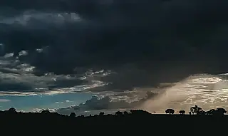 Tempestade severa e risco de tornado acendem alerta vermelho no Rio Grande do Sul