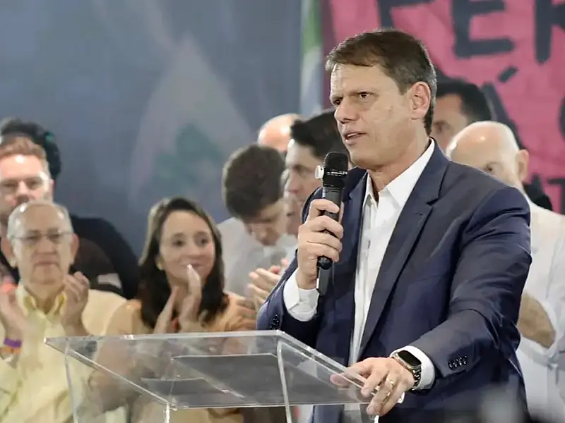 Tarcísio de Freitas durante convenção partidária que oficializou sua candidatura em São Paulo