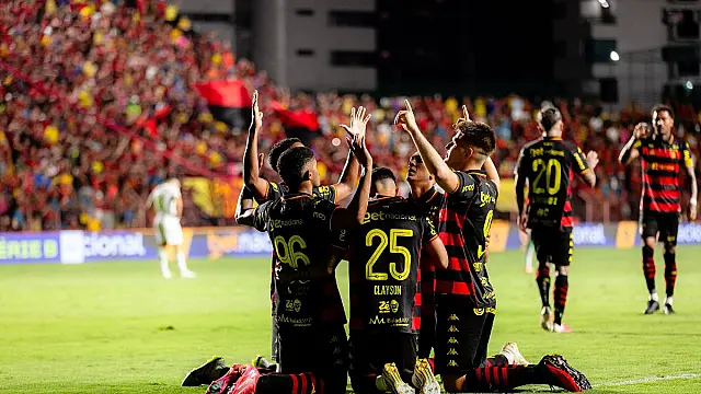 tletas do Sport celebrando gol durante partida da Série B na Ilha do Retiro.