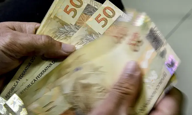 Consumidor consulta opções de renegociação de dívidas pelo aplicativo de banco no encerramento do Desenrola Brasil.