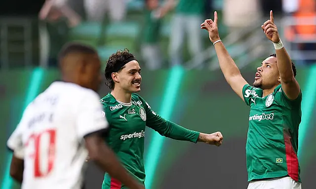 Palmeiras goleia Vasco por 4 a 1 e consolida liderança isolada do Brasileirão
