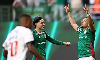Palmeiras goleia Vasco por 4 a 1 e consolida liderança isolada do Brasileirão