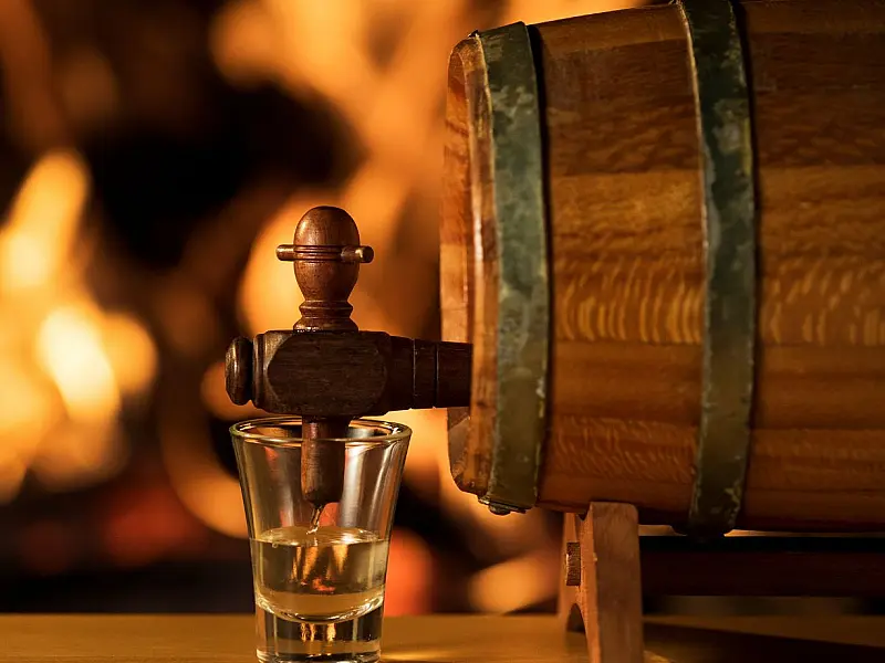 Barris de madeira utilizados no envelhecimento e na produção de cachaça brasileira para exportação