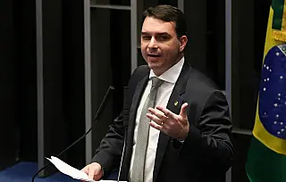 Flávio Bolsonaro promete manter ganho real do salário mínimo e nega cortes em aposentadorias