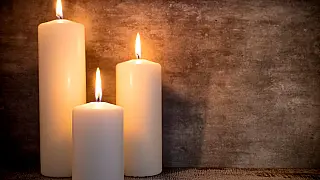 Aprenda a reaproveitar restos de cera para fazer velas novas e perfumadas em casa