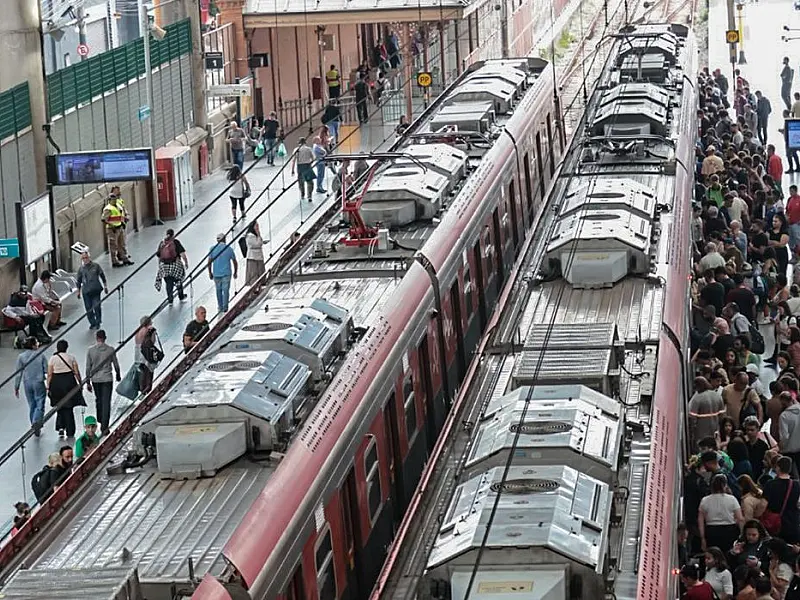 Plataforma da CPTM vazia durante mobilização de trabalhadores contra a privatização das linhas.