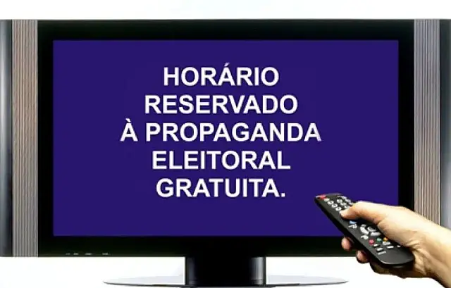 Tela de televisão antiga mostrando o texto indicativo de horário reservado para a propaganda eleitoral