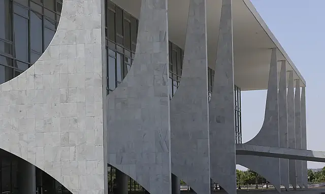 Palácio do Planalto e Ministério das Relações Exteriores iniciam consultas diplomáticas após sobretaxa americana de US$ 6,6 bilhões.