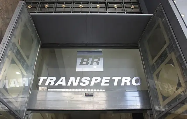 Vista frontal do prédio comercial da Transpetro com a marca da empresa em destaque