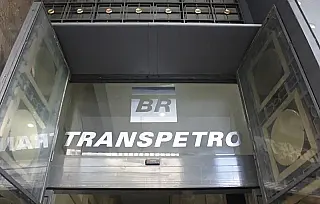 Empresa publica editais para cargos de níveis médio e superior em terra e no mar