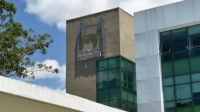 Fachada do Castelo da Fiocruz no Rio de Janeiro iluminada durante o dia