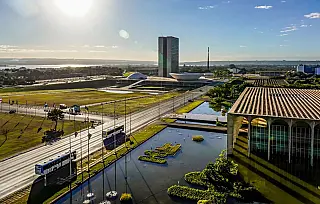 Brasil decide rebaixar nível de representação diplomática com a Argentina após declarações