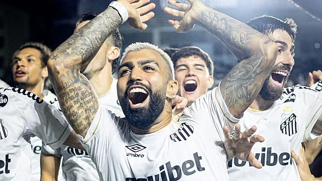 Atacante Gabigol em momento de celebração após marcar gol no campeonato brasileiro.