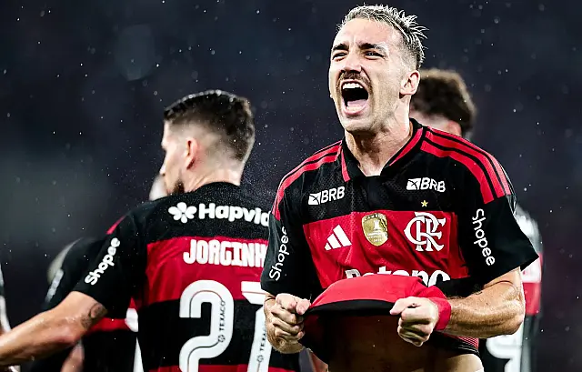 Elenco do Flamengo comemora vaga histórica em partida válida pelo torneio nacional