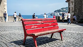 Búzios instala Banco Vermelho em memória de Ângela Diniz