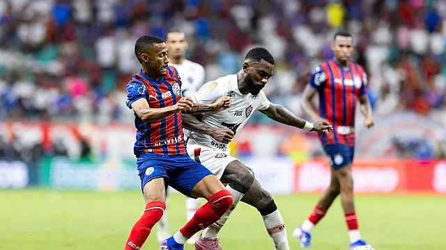 Jogadores de Vitória e Bahia disputam a bola durante o clássico Ba-Vi pelo Campeonato Brasileiro