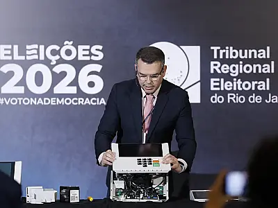 Por dentro da urna: TRE-RJ desmonta aparelho e revela blindagem contra fraudes