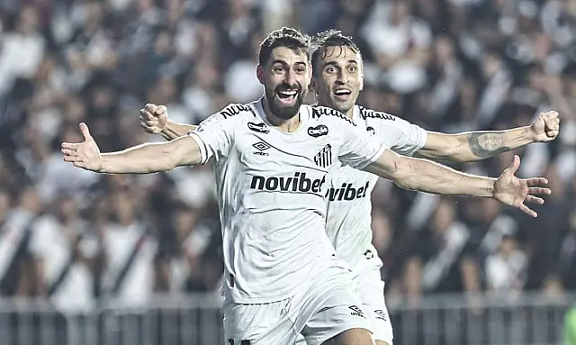 Santos domina segundo tempo, goleia Vasco e respira fora da zona de rebaixamento
