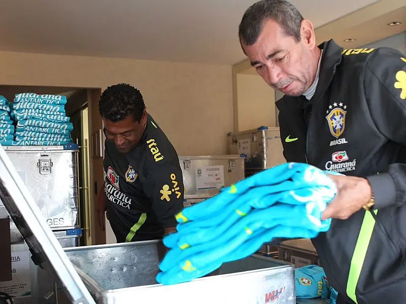 Antonio de Assis ao lado do companheiro Barreto nos bastidores da Seleção Brasileira