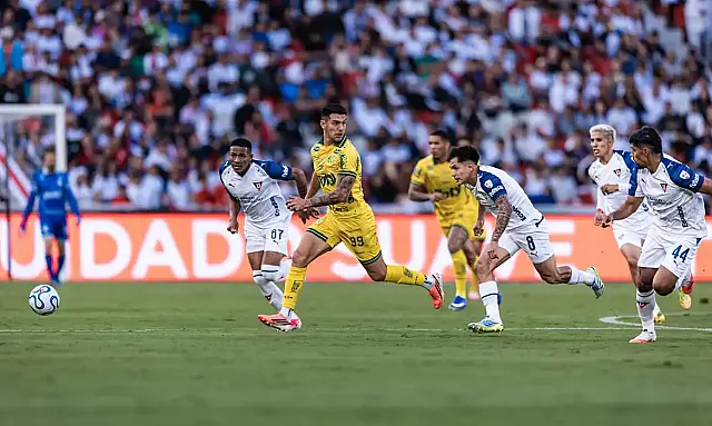 Jogadores da LDU comemoram classificação dramática contra o Mirassol na Libertadores.