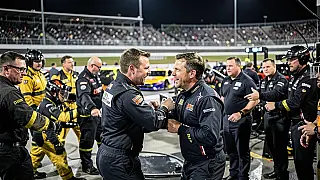 Pilotos da NASCAR trocam socos após acidente em Bristol e confusão marca fim da corrida