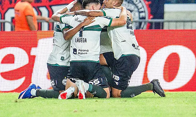 Coritiba bate Remo de virada nos acréscimos e incendeia briga pelo G-5 do Brasileirão