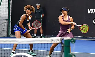 Naná Silva reage no SP Open e avança às quartas de duplas com Victória Barros
