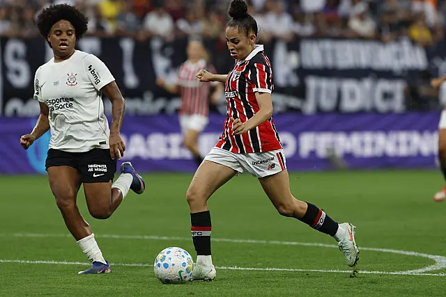 São Paulo vira sobre Corinthians e fica a um empate do título brasileiro feminino