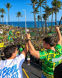 Flávio Bolsonaro reúne aliados em ato de campanha com multidão na orla de Salvador