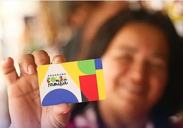 Bolsa Família: quem consegue emprego pode continuar recebendo o benefício; entenda as regras