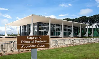 Homem é preso após tentar invadir sede do STF em Brasília