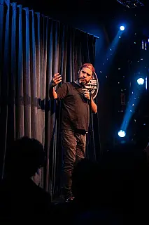 Davi Villa Real leva experiências com TDAH ao palco em espetáculo de stand-up no Recife