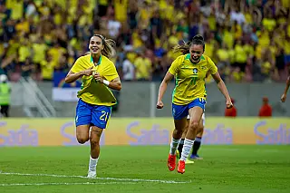Brasil empata com a Argentina por 2 a 2 diante de mais de 29 mil torcedores na Arena de Pernambuco