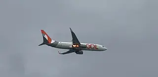 Avião retorna ao Recife após pássaro atingir motor durante voo para Guarulhos