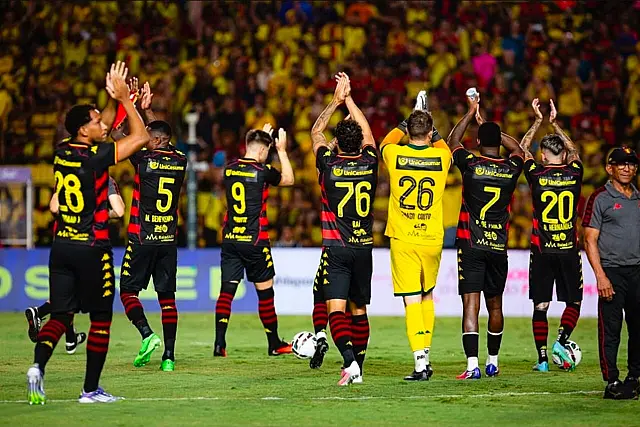 Elenco do Sport com a torcida na Ilha do retiro