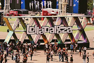 De Travis Scott a Charli XCX: Lollapalooza Brasil 2027 revela programação diária e abre venda de ingressos