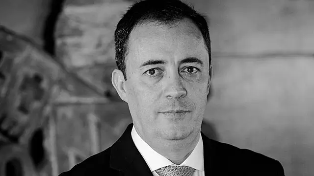 Reitor da PUCPR morre após ser atingido por peça de cobertura