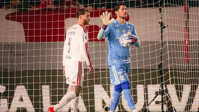 Léo Pereira e o goleiro Rossi em campo durante partida do Flamengo