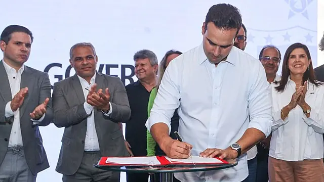 Governador Lucas Ribeiro durante assinatura de documento