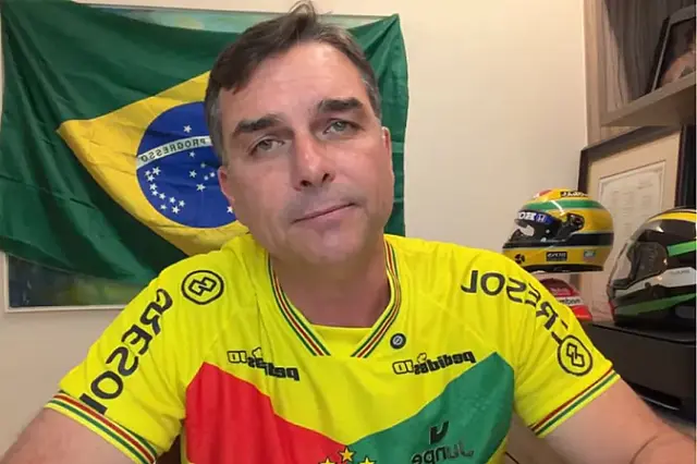 Flávio Bolsonaro ficará sem cargo público pela primeira vez em 24 anos e poderá perder foro privilegiado