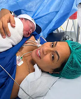 Nasce Rhavi, filho da vereadora Natália de Menudo e do cantor Rogério Som