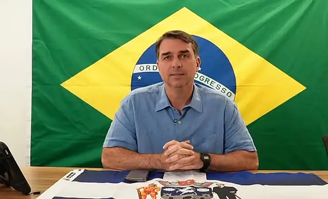 Flávio Bolsonaro se declara “verdadeiro presidente eleito do Brasil” em carta após viajar para os Estados Unidos