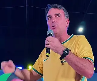 Flávio Bolsonaro promete manter Bolsa Família e reajuste do salário mínimo