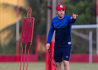 Náutico avalia mudanças no meio-campo para enfrentar o Goiás sem Jean Carlos