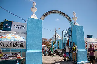 Maceió abre 140 vagas para ambulantes venderem flores, velas e água no Dia de Finados