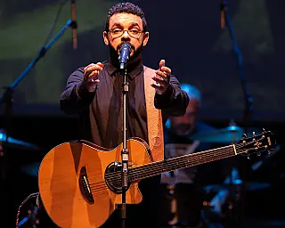 “Meu Irmão Renato Russo” leva histórias e clássicos do cantor ao Teatro Guararapes neste domingo (1º)