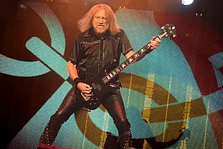 Ian Hill encerra trajetória nos palcos e anuncia aposentadoria do Judas Priest aos 74 anos; saiba motivo