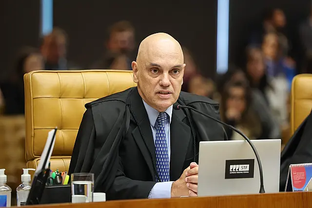 Flávio Bolsonaro entrega passaportes à Polícia Federal após decisão de Alexandre de Moraes
