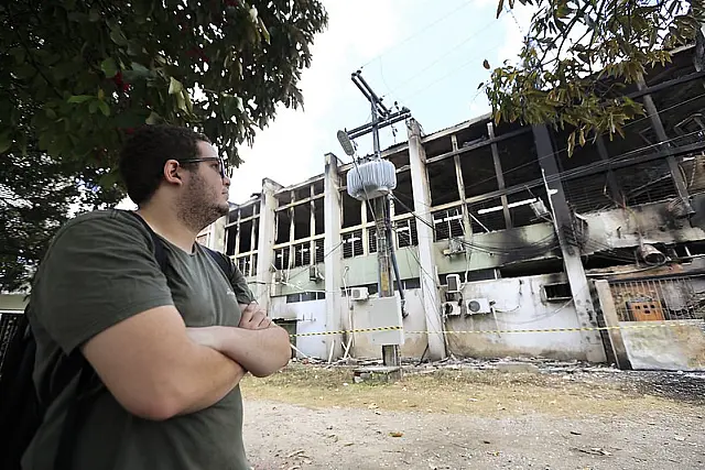 Eduardo Camelo não segurou as lágrimas diante do laboratório
