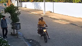 Homem é flagrado em suposto assalto com criança na garupa de moto em João Pessoa